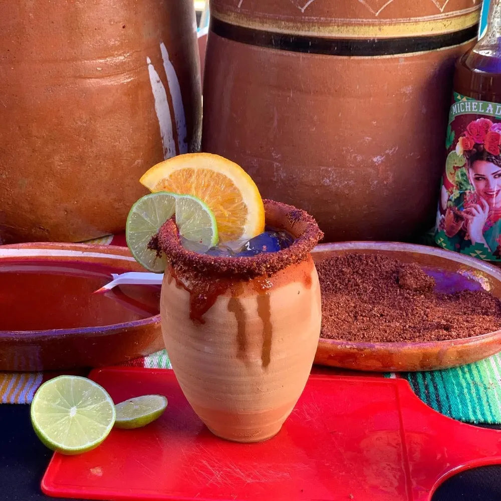 Cantarito de barro con escarcha de chile, hielo y limón
